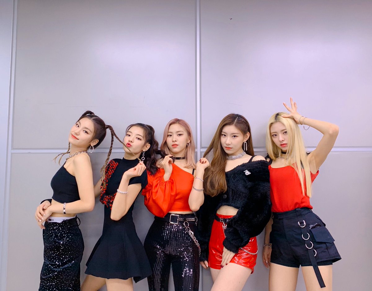 ITZYofficial's tweet photo. 2019 SBS 연예대상 축하공연에 참여할 수 있어서 영광이었어요!💕 있지도 많이 배우고 온 시간이었습니다!👍

https://t.co/q2LYhVZQNV

#ITZY #있지 @ITZYofficial
#ITzICY #ICY
#MIDZY #믿지 https://t.co/CaDWcFVHbl