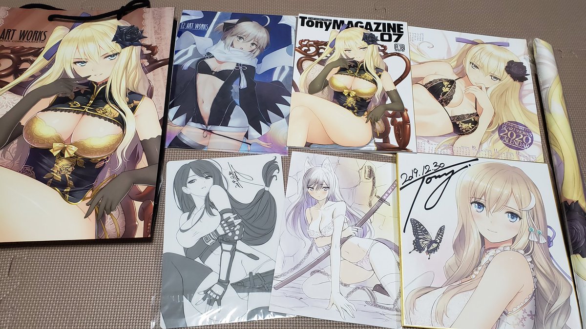 今日の戦利品ー⑤
Tony先生(@Tony_T2ARTWORKS)
もうね!Tony先生はめっちゃ良いですよ!
昔からゲームのキャラデザとかやってるの知ってたし、今回は是非ゲットしたかった!
そして、めちゃ長い待機列を乗り越えて無事ゲット!
新刊とグッズセットとタペストリー買いましたよ!