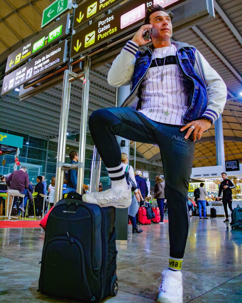 javibossdj's tweet photo. Así pasan algunas horas de espera en los aeropuertos
Pero siempre merece la pena por lo que viene después, ponerlo todo patas arriba..✊🏼
Feliz año 2020 Familia ❤️
#javiboss https://t.co/kr5I2uQTlA