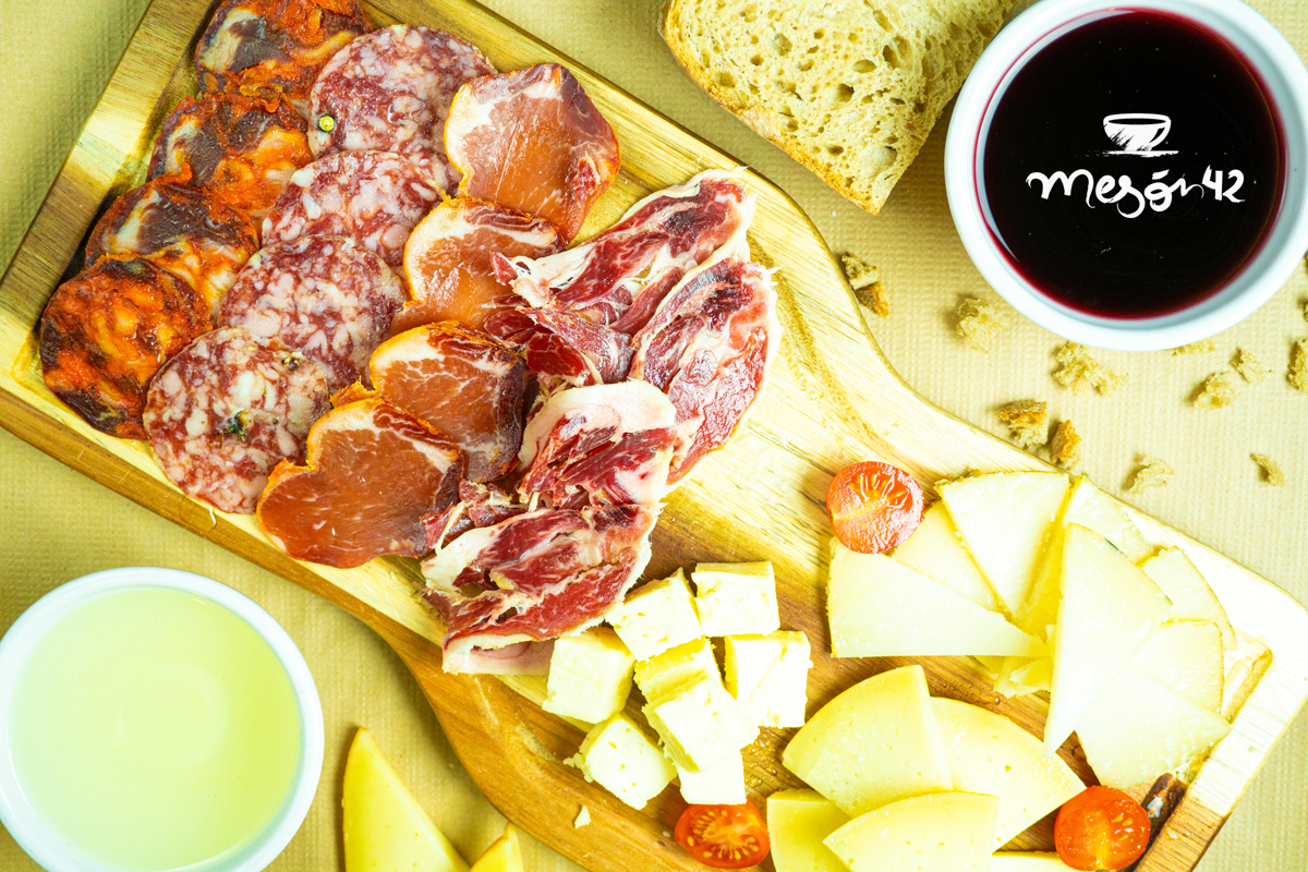 42meson's tweet photo. Ya queda poco para terminar el año y no hay mejor manera de celebrarlo que #bridando y #comiendo juntos 🥂😋 
.
👉 Recordatorio: cerramos el 31/12 por la noche y el  01/01 todo el día https://t.co/WI5IK7jqat