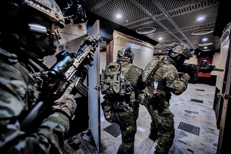 tacticalporn's tweet photo. Aussie 2nd Commando Regiment members during a CT exercise

#TAGeast #TacticalAssaultGroup #SpecialForces #2ndCommandoRegiment https://t.co/ZYKVn6aWtu
