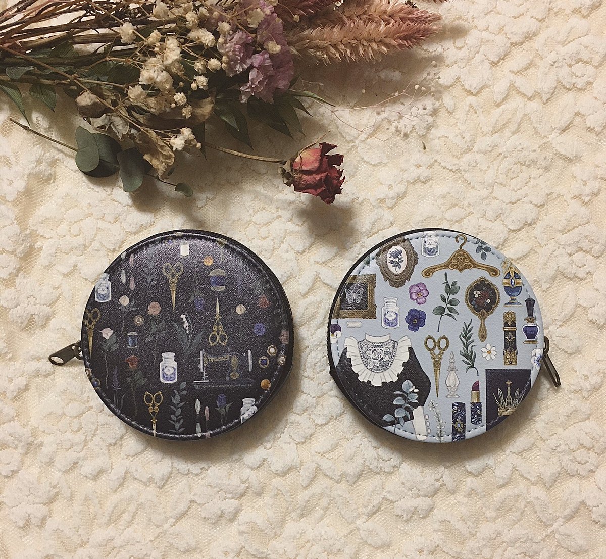 Fouatons 9月ぬり絵発売 個展新作グッズ紹介 コインケース2種類作りました 表と裏でイラストが異なります 直径約90mm 厚み約21mmです Fouatons個展