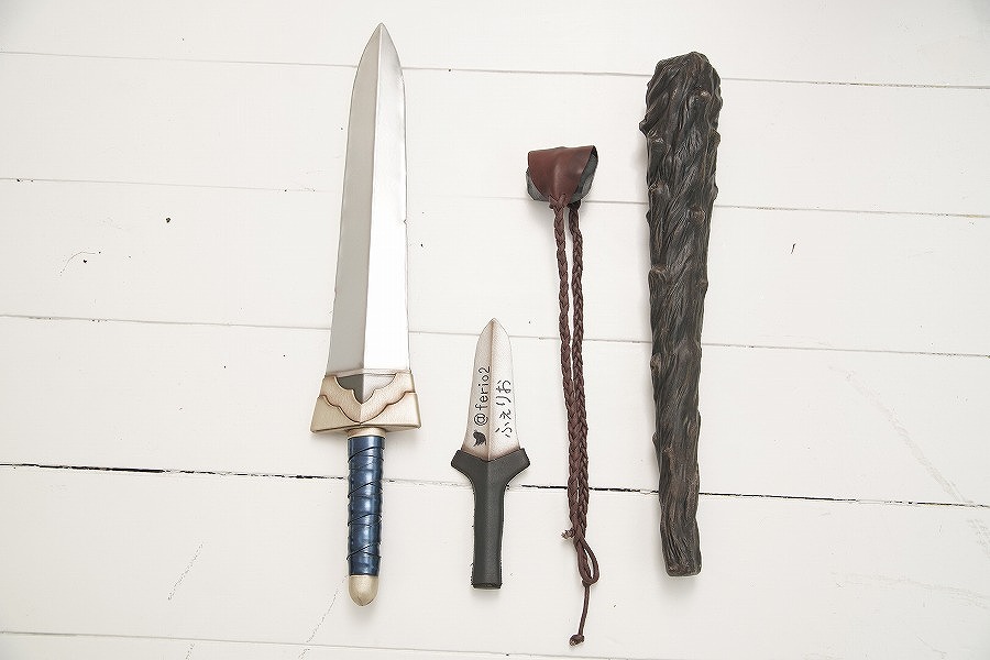 ふぇりお Sur Twitter さて というわけで荷造りをば だいぶ小道具が増えているので取捨選択しつつ インナー服1式 素顔用ウィッグ 金貨袋 鈎縄 ポーション スクロール等は不要と 武器は剣 名刺剣 アフリカ投げナイフ 棍棒 は椅子替わりになるからまあ