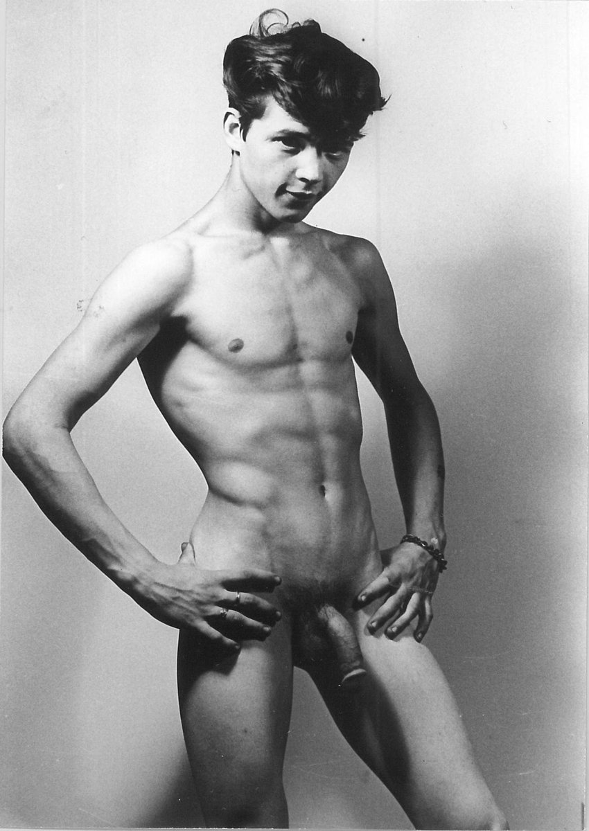 creatureblackl1's tweet photo. Billy Young [Photos by Frank Borck aka B.D.R.] Toronto, 1968 or so #billyyoung #frankborck #bdrstudio #vintagemen #gaymen #vintagegay #nakedmen #nakedgay #gay #balls https://t.co/wyK9HbrMCF