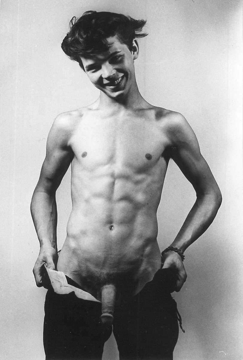 creatureblackl1's tweet photo. Billy Young [Photos by Frank Borck aka B.D.R.] Toronto, 1968 or so #billyyoung #frankborck #bdrstudio #vintagemen #gaymen #vintagegay #nakedmen #nakedgay #gay #balls https://t.co/wyK9HbrMCF