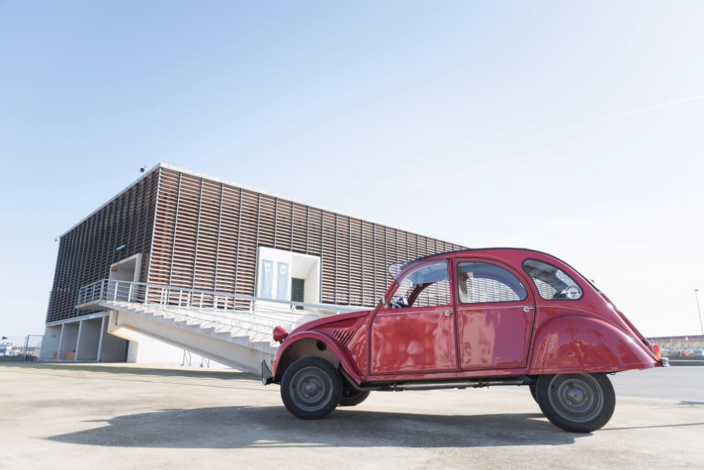 CitroenEspana's tweet photo. Recuerdos del #2CV ❤️
¿Sabías que 🤔 ... coincidiendo con la 35ª edición del Salón de París, en 1948, fue presentado oficialmente el primer Citroën 2CV de la historia? 
Gracias a javito80, en Instagram, por estas preciosas fotos 📷 https://t.co/yWwiCjoulm