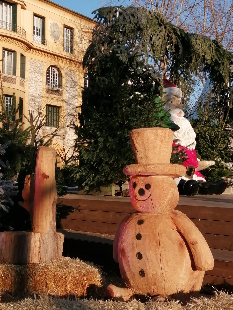 TourismeCagnes's tweet photo. Jusqu'au 5/01, venez vous balader dans la Forêt du Père Noël, place de Gaulle. Saynètes animées, sculptures en bois, village de Noël miniature et photo avec l'ours blanc et le Père Noël vous attendent #destinationcagnessurmer #exploreNiceCotedAzur #CotedAzurFrance #SublimelAvenir https://t.co/YcUv3cHSWY