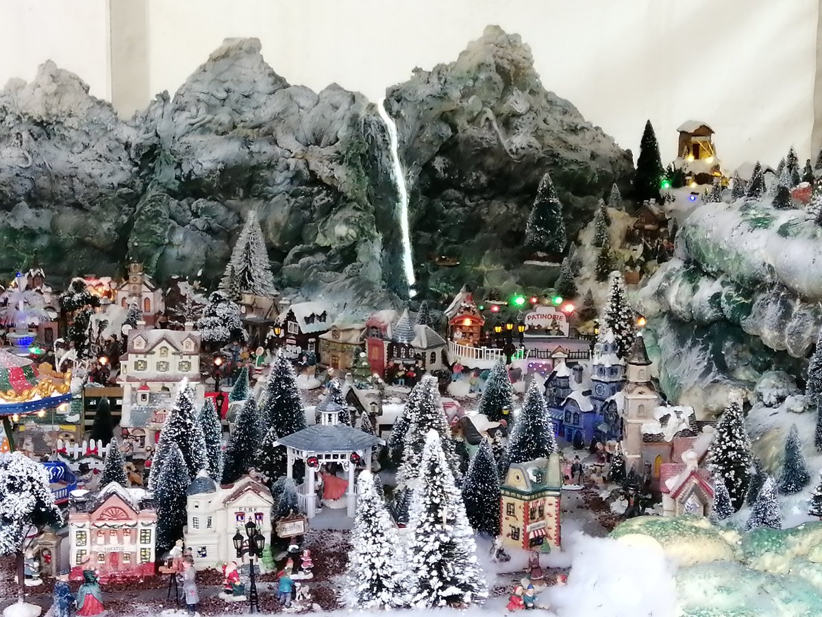TourismeCagnes's tweet photo. Jusqu'au 5/01, venez vous balader dans la Forêt du Père Noël, place de Gaulle. Saynètes animées, sculptures en bois, village de Noël miniature et photo avec l'ours blanc et le Père Noël vous attendent #destinationcagnessurmer #exploreNiceCotedAzur #CotedAzurFrance #SublimelAvenir https://t.co/YcUv3cHSWY