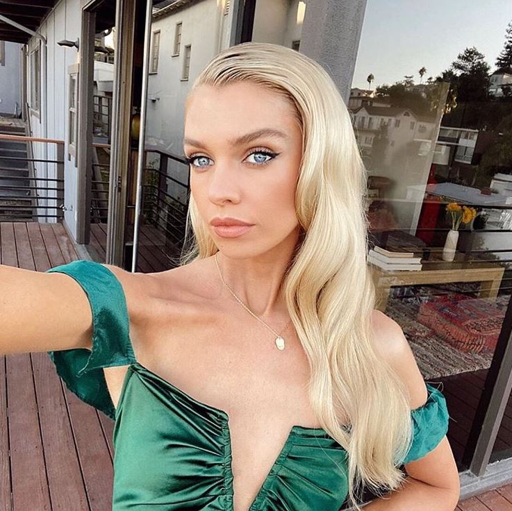 FreestyleCuts's tweet photo. Check out Stella Maxwell all ready and glammed up. How sleek is her hair?! Get the look you want all in the comfort of your own home! Download our app today - link in bio!✨

Credit: Nikki Lee

#MondayMotivation #hairandbeauty #app #HairLove https://t.co/59vxmF3LnE