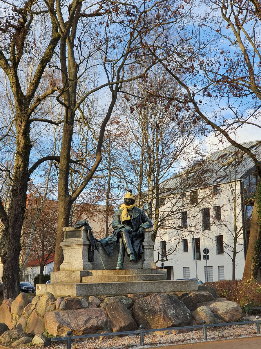 #Fontane ist schon bereit! Um 15 Uhr beginnt die Geburtstagsfeier/Abschlussfeier am Fontanedenkmal in <a href="/neuruppin_net/">neuruppin.net, Ihr Netzwerk in der Region</a> .