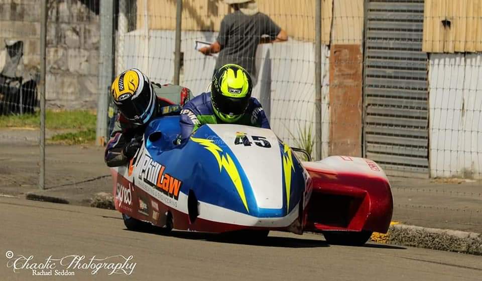 GlobalSidecar's tweet photo. 2019~New Zealand, Cemetery Circuit 

Suzuki International Series

Round 3

Remember to tune into this page for up-to the minute Race qualifying and Race results provided by~@MarkDennis2
#elevatestoragesolutions

Photos by~
https://t.co/tJfJ4qVNVX https://t.co/JP1FKkhVjb