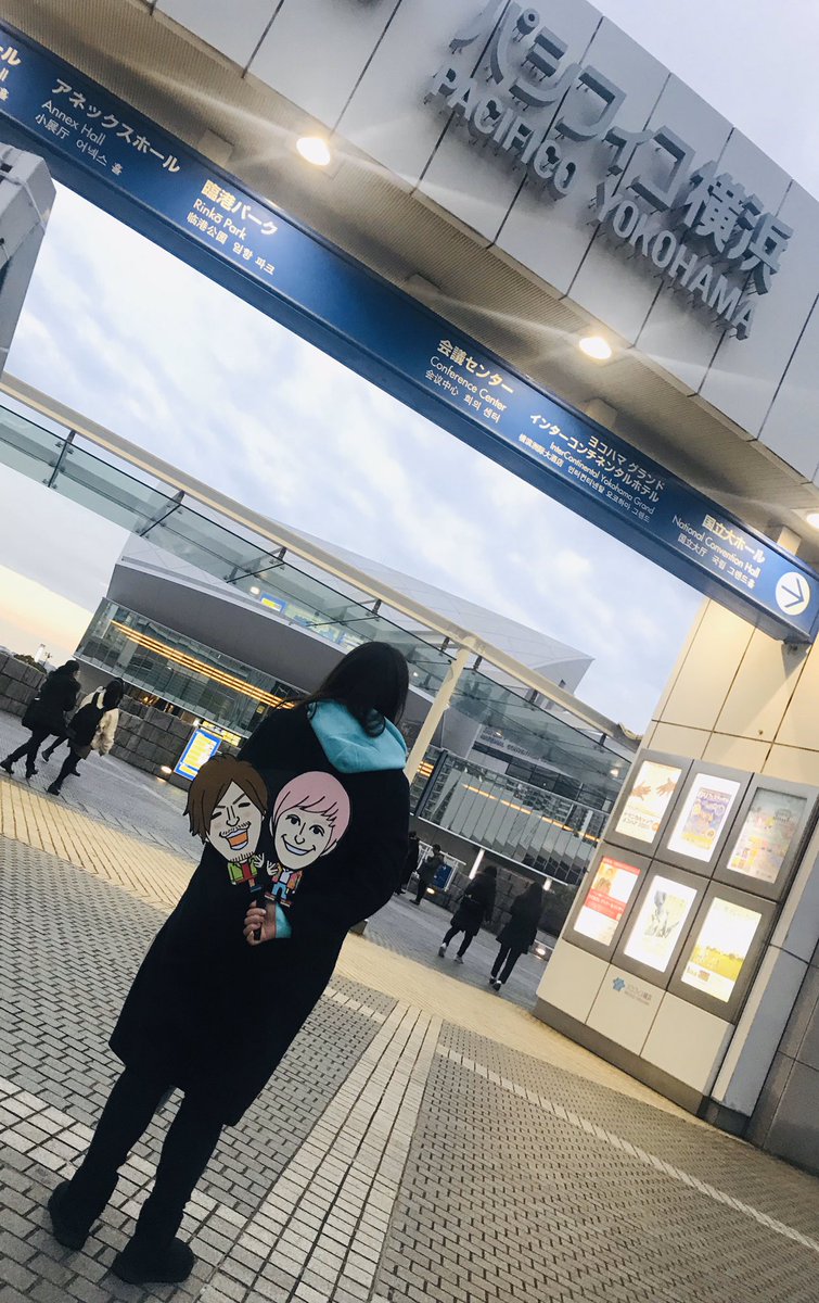 sae_0117_'s tweet photo. 12/29パシ横EXITが最高すぎて。。
備忘録とちょいレポを。
1階のセンターブロック後ろから数えたらすぐの席。
水色のチャライダー着て、ピンクと緑のサイリウムと、ほぼ徹夜で仕上げた応援パネルを手にいざ参戦✨
DJ KOOさんのOAが最高すぎて、EZ DO DANCE （feat.EXIT）でテンション爆上がり↑↑ https://t.co/qpA98AEMbO