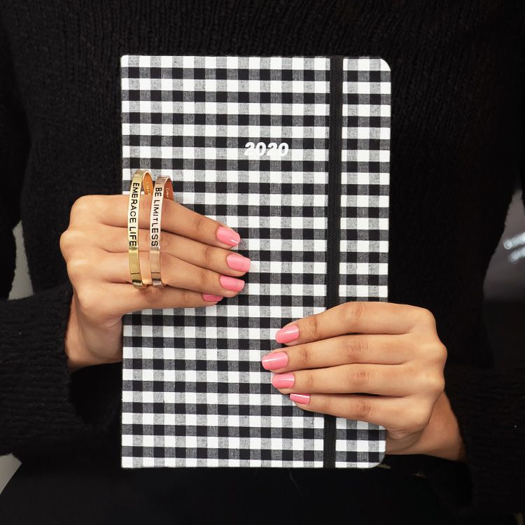 pipabella's tweet image. Hurry!! Last opportunity to shine your way into 2020 with @pipabella x @odd.giraffe giveaway 🎁

View Contest Rules: buff.ly/2SH2Ixl
Shop Collection: buff.ly/2tWy6NZ

#PipaBella #KarmaBangles™️ #NewYearContest #OddGiraffeGang