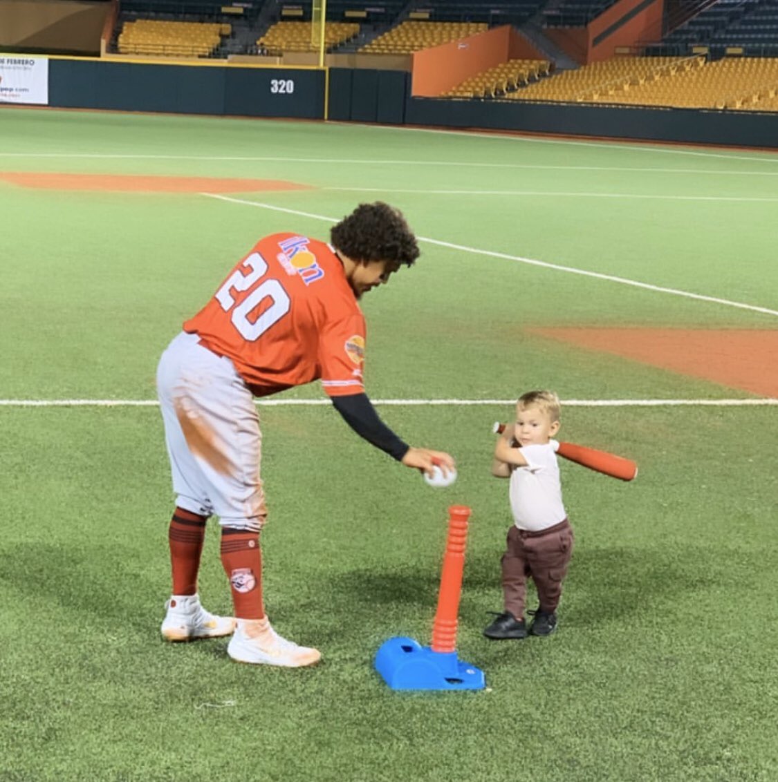 JancalosC's tweet photo. Look back and be grateful, look ahead and be hopeful, look around and be helpful. https://t.co/2NMybo0VlP
