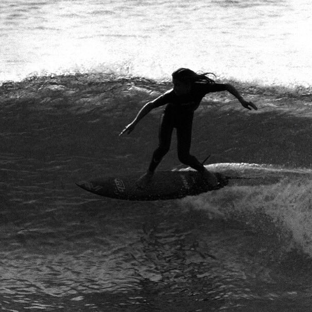 RVCAJapan's tweet photo. Oscar Langburne en route || Photo: @chrisgrundyphoto #rvcasurf #RVCA #Balanceofopposites https://t.co/2IAMrH8BEx