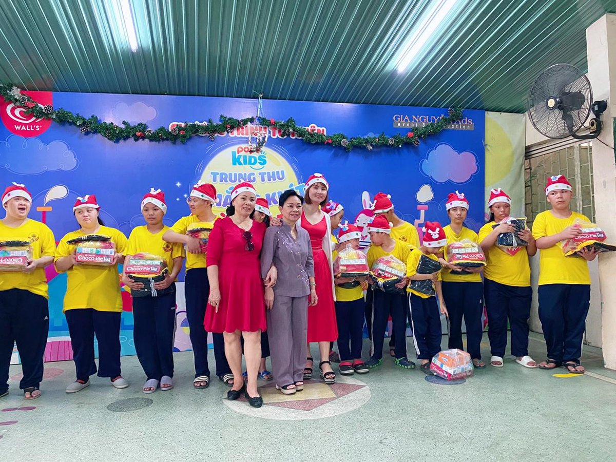 bartjongman's tweet image. Mondial Foundation Christmas party 2019! Merry Christmas to you all from happy, dancing and singing kids of the Education Center For Handicapped Children!🎄✨ #merrychristmas #christmasparty #christmasvibes  #dancing #singing #celebrating #happykids #xmas #mondialfoundation