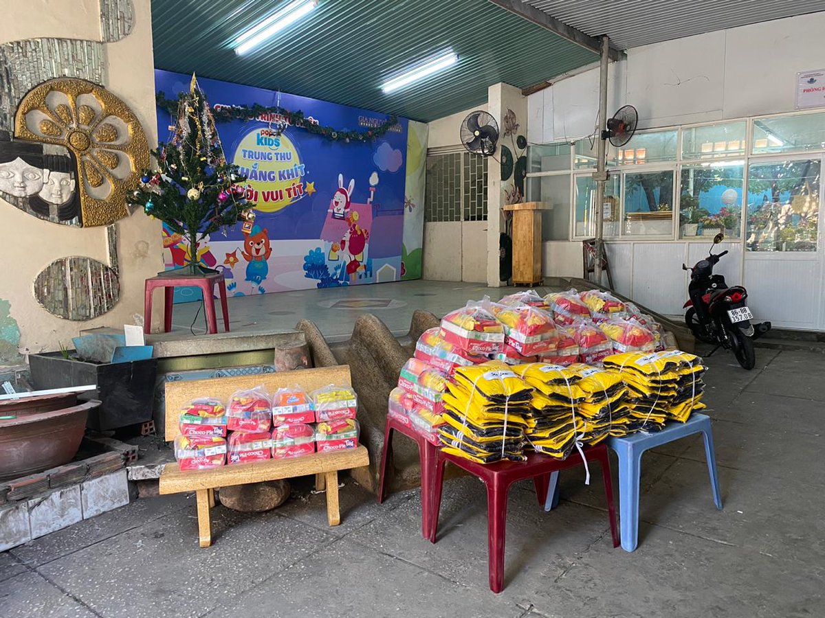 bartjongman's tweet image. Mondial Foundation Christmas party 2019! Merry Christmas to you all from happy, dancing and singing kids of the Education Center For Handicapped Children!🎄✨ #merrychristmas #christmasparty #christmasvibes  #dancing #singing #celebrating #happykids #xmas #mondialfoundation