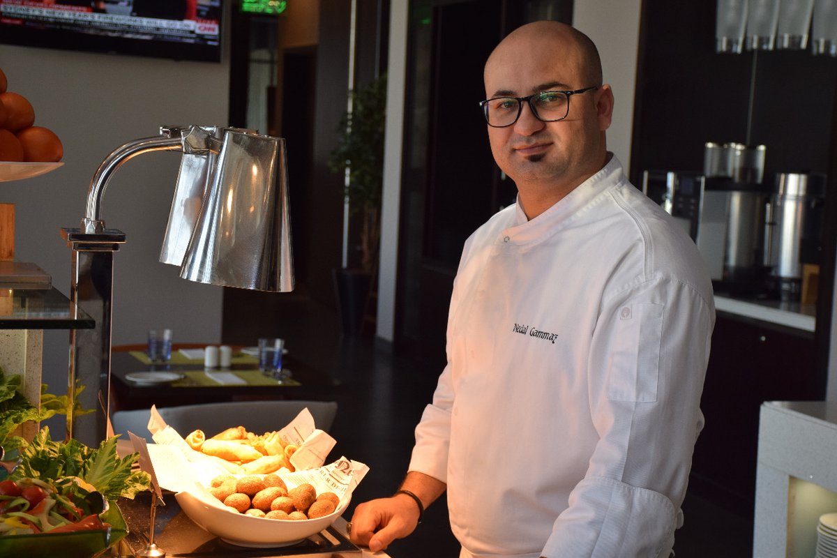 CentroWaha's tweet photo. Meet our Executive Chef - Nedal Gammaz. Nedal is behind our incredible kitchen team who tirelessly work on creating mouth watering food
تعرف على الشيف التنفيذي - نضال الغماز. نضال يدير فريق المطبخ الذي يعمل بلا كلل على خلق طعام لذيذ لنستمتع به جميعًا
#centrowaha https://t.co/dEnzKOgPr1