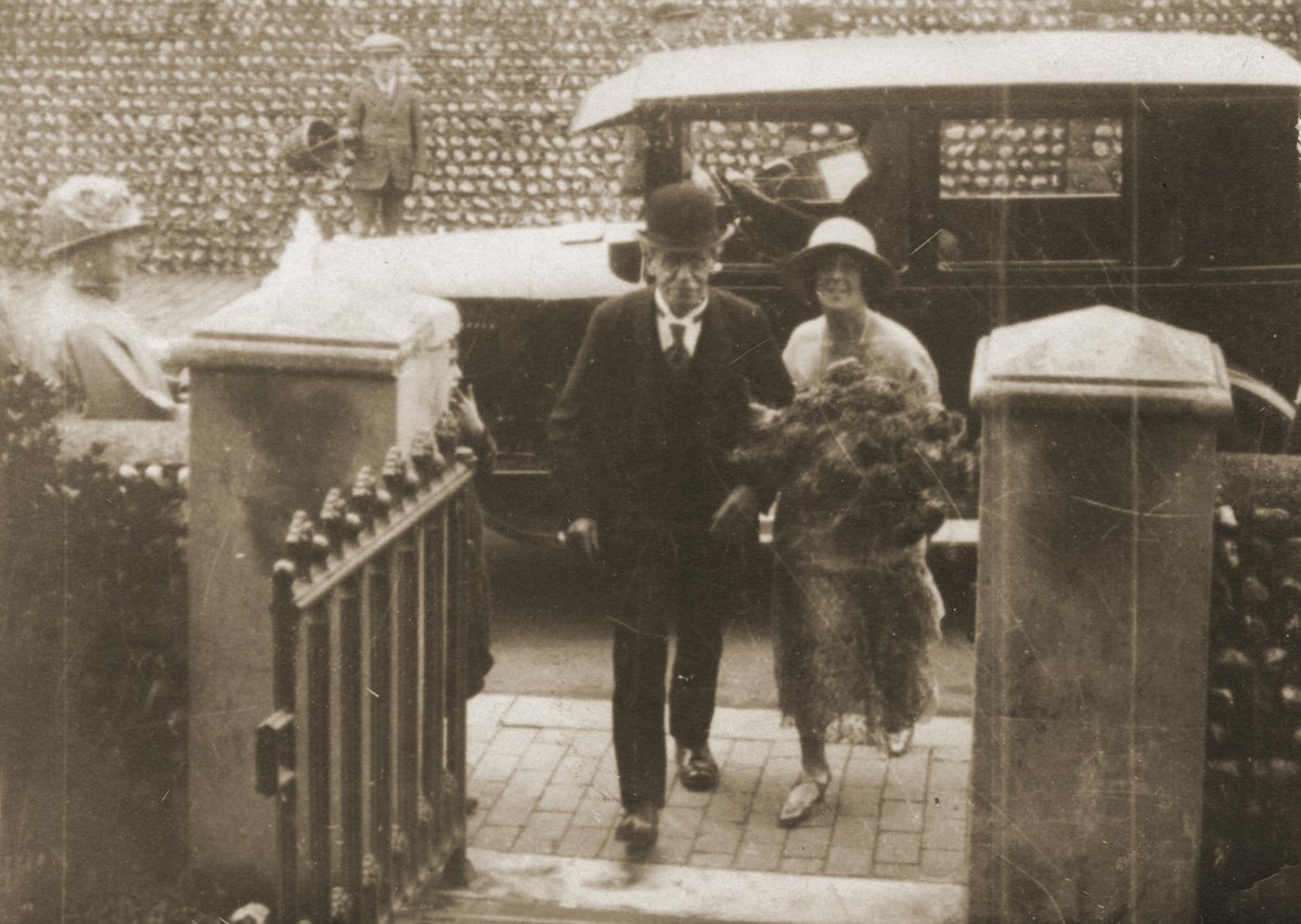 WSCCLibraries's tweet image. Tickets £7.50 still available for the second of two talks at #HorshamLibrary on Sat 18 Jan, this one 2pm-4pm. Key resources for family historians, such as birth, marriage &amp;amp; death records, will be explored. 🔎 Not to be missed! westsussex.gov.uk/libraries/what… @VisitHorsham @HorshamMuseum