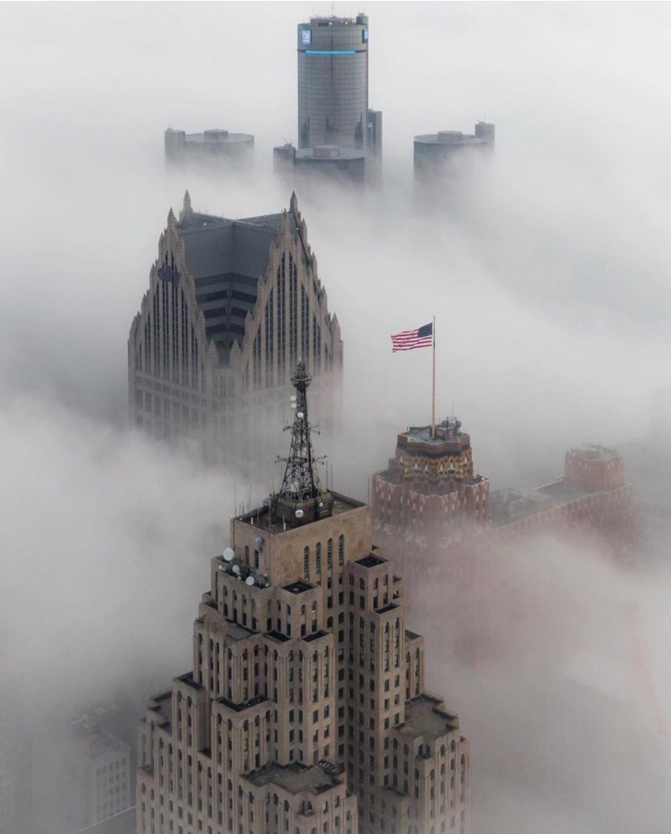 That kind of morning. <a href="/gmrencen/">GMRENCEN</a> #detroit #guardianbuilding #penobscotbuilding Sweet photo by <a href="/3andathird/">Nadir Ali</a>