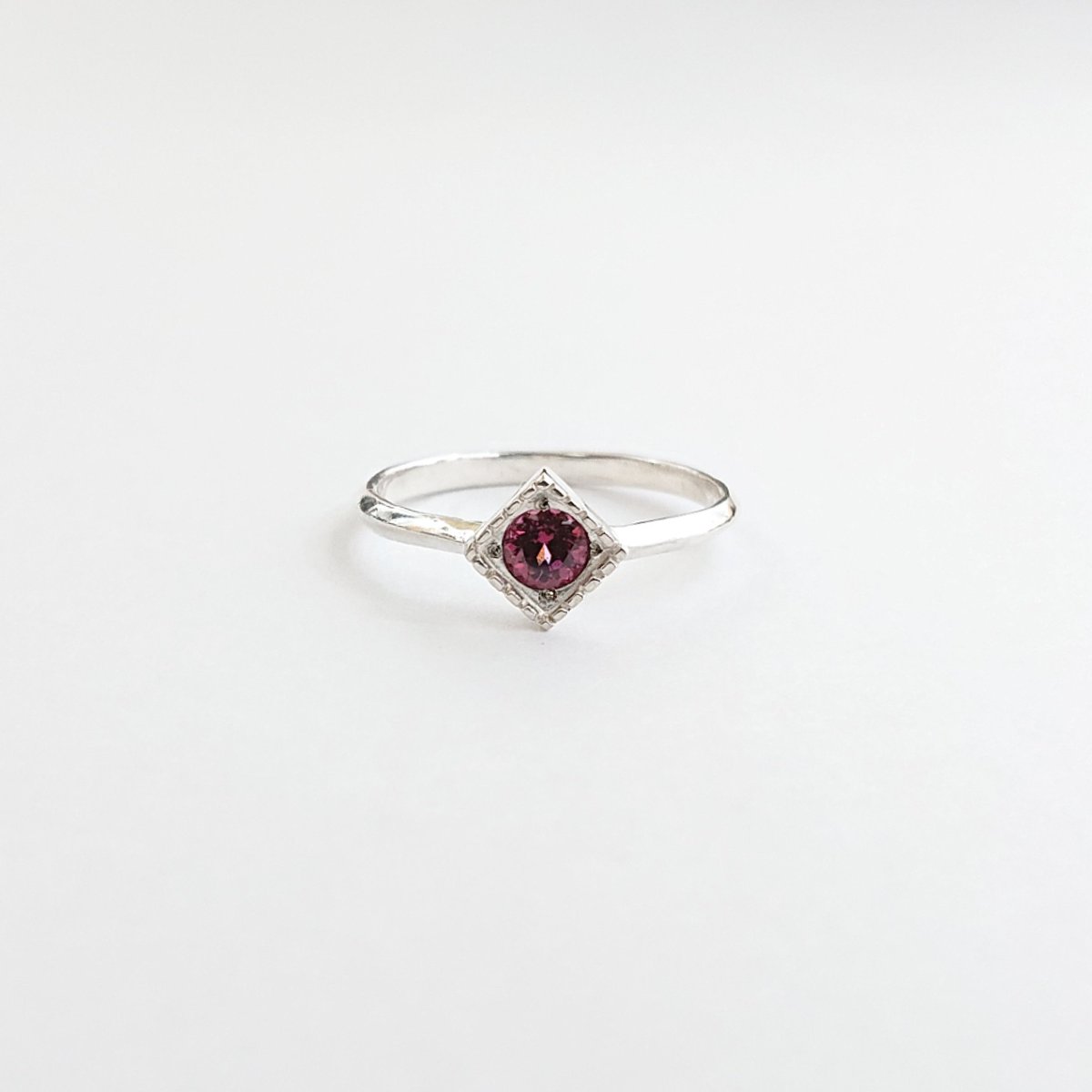 yusuke1347's tweet photo. 【Order made ring】
ロードライトガーネットの
ルース持ち込みオーダー。
.
友人によるデザインをもとに
一点物のシルバーリングを
制作致しました。
.
#bulletmark #ring #handmade #jewelry #Rhodolitegarnet #japan
#バレットマーク
#ロードライトガーネット
#オーダーメイドジュエリー https://t.co/vyt0vF43z4