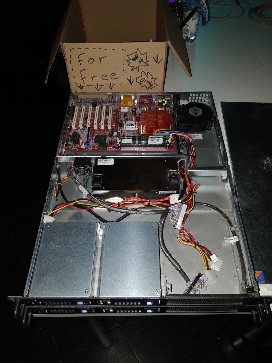 DH8GHH's tweet photo. Auf dem #36C3 stehen bei der BlackMagicRF Assembly in Halle 3 noch ein paar ältere 1HE Server als Teile/Gehäuse-spender.
Bei Interesse: Mitnehmen
Sonst bitte retweet https://t.co/tl5GkxPB6z