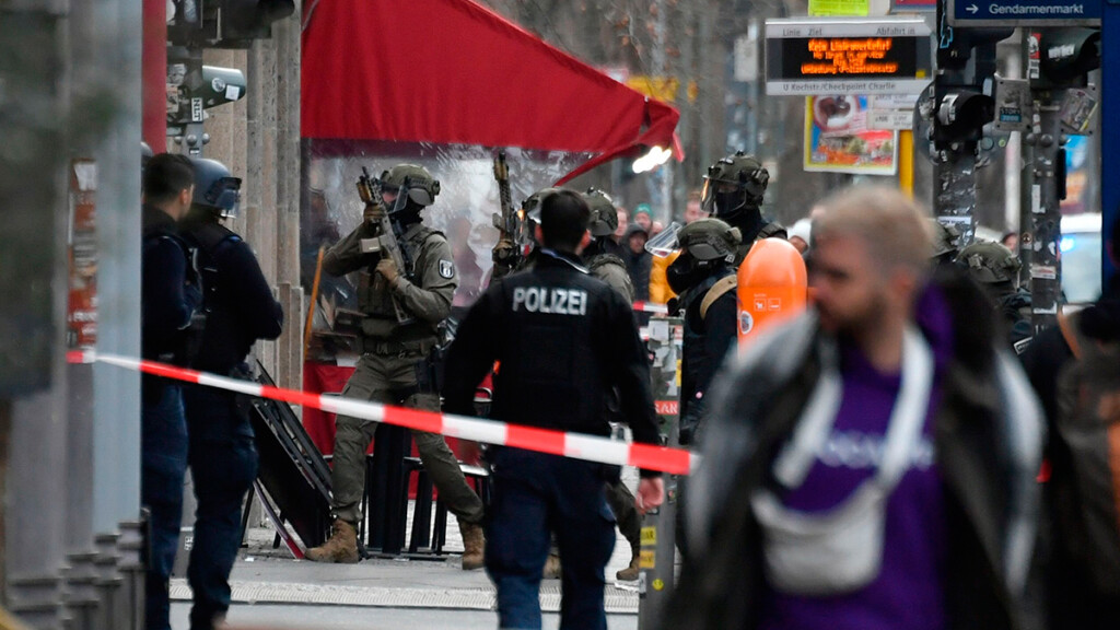TrdDiary's tweet photo. +++ #Berlin #Gunshots
Near the #CheckpointCharlie in the center of Berlin there was a large police operation after a #robbery at the busy intersection of #Friedrichstrasse and #Kochstrasse
#shooting #Berlinshooting https://t.co/T9DkxEr53d