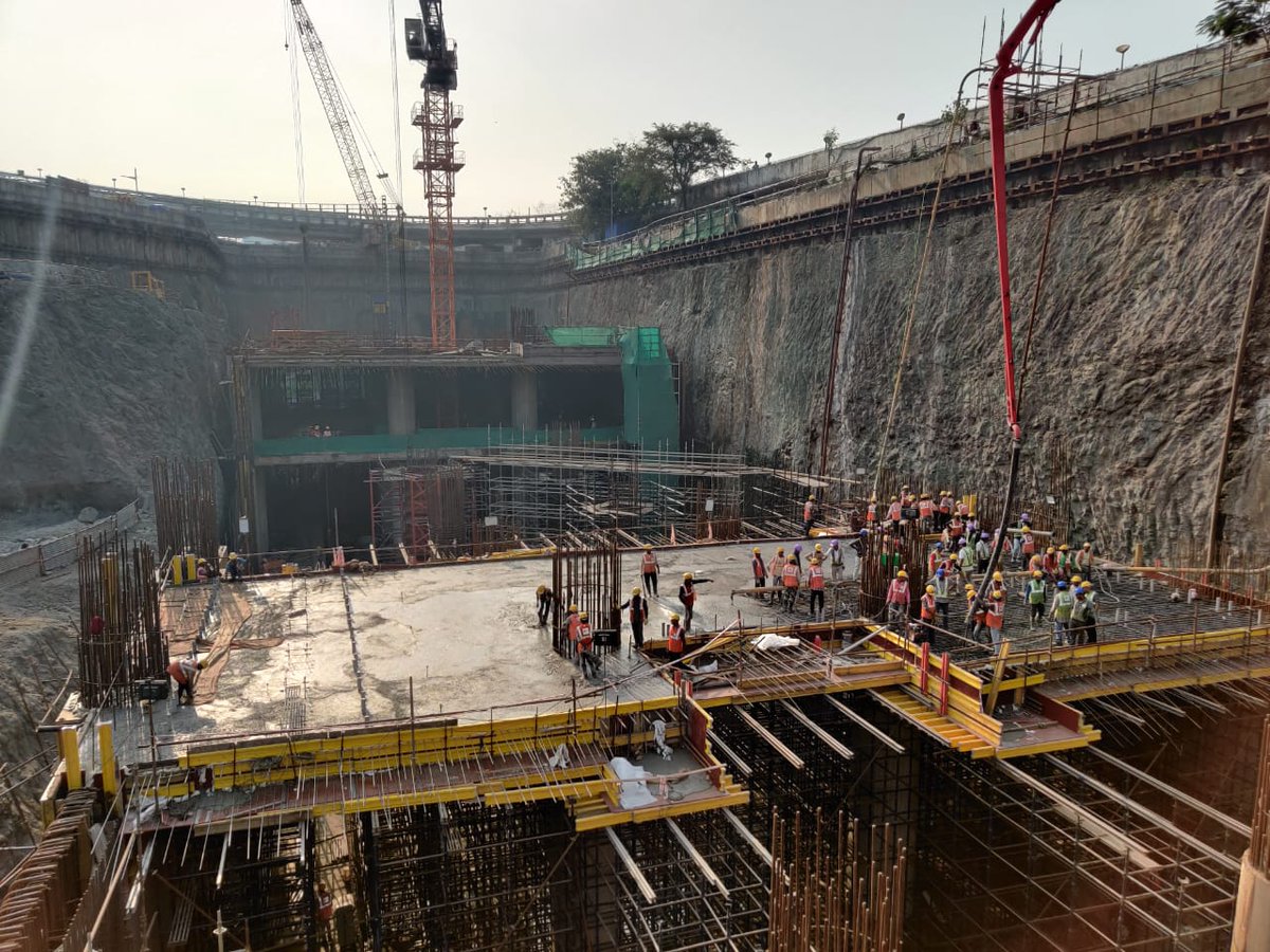 AshwiniBhide's tweet photo. Interesting pictures of 5th pour of #ConcourseSlab at #CSMIA T1 station of @MumbaiMetro3 completed today. Total concourse slab completion at this station is 47%. https://t.co/gxcTAPgllf