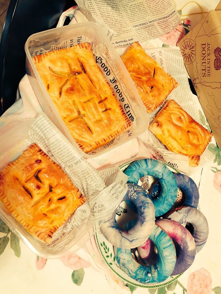 トンコさんとみ草さんと年忘れ原稿忘れ天草会そしてキングダム上映会でした。み草さんが持ってきてくれた例のギャラクシードーナツもトンコさん作のウェルカムボードもめちゃくちゃ可愛いから見てほしい…
私はミートパイを焼いていったんですが勿論天草の肉もゴッド上松の肉も入ってません 