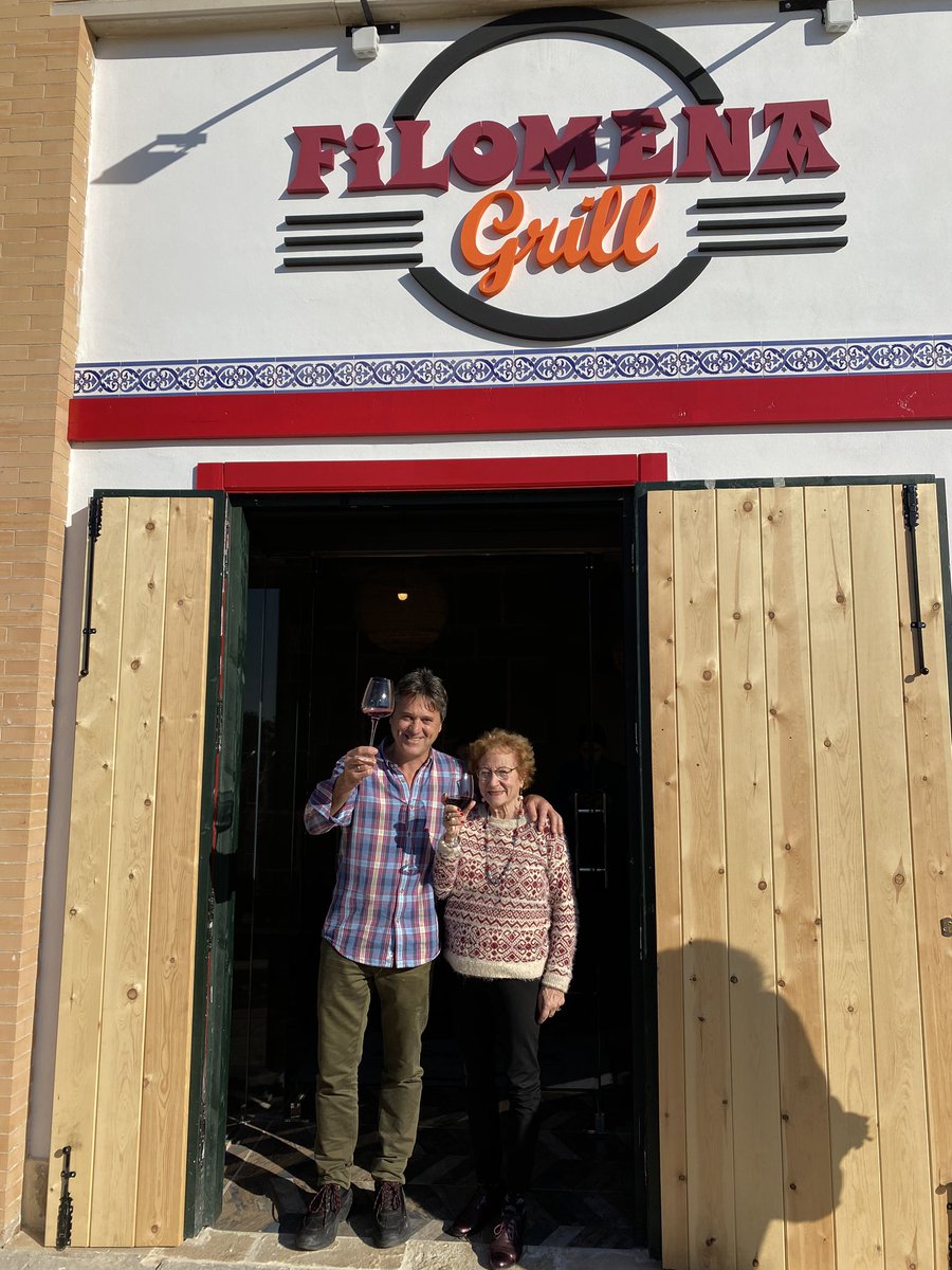 Nuestra presidenta apoyando a nuestro amigo David de @FilomenaGrupo en su nueva andadura! Siempre hemos deseado lo mejor para todos los hosteleros de #LosBermejales y aquí siempre encontraréis lo que necesitéis! Os apoyamos a todos! Enhorabuena! #Bermejales #JuntosSumamosMas