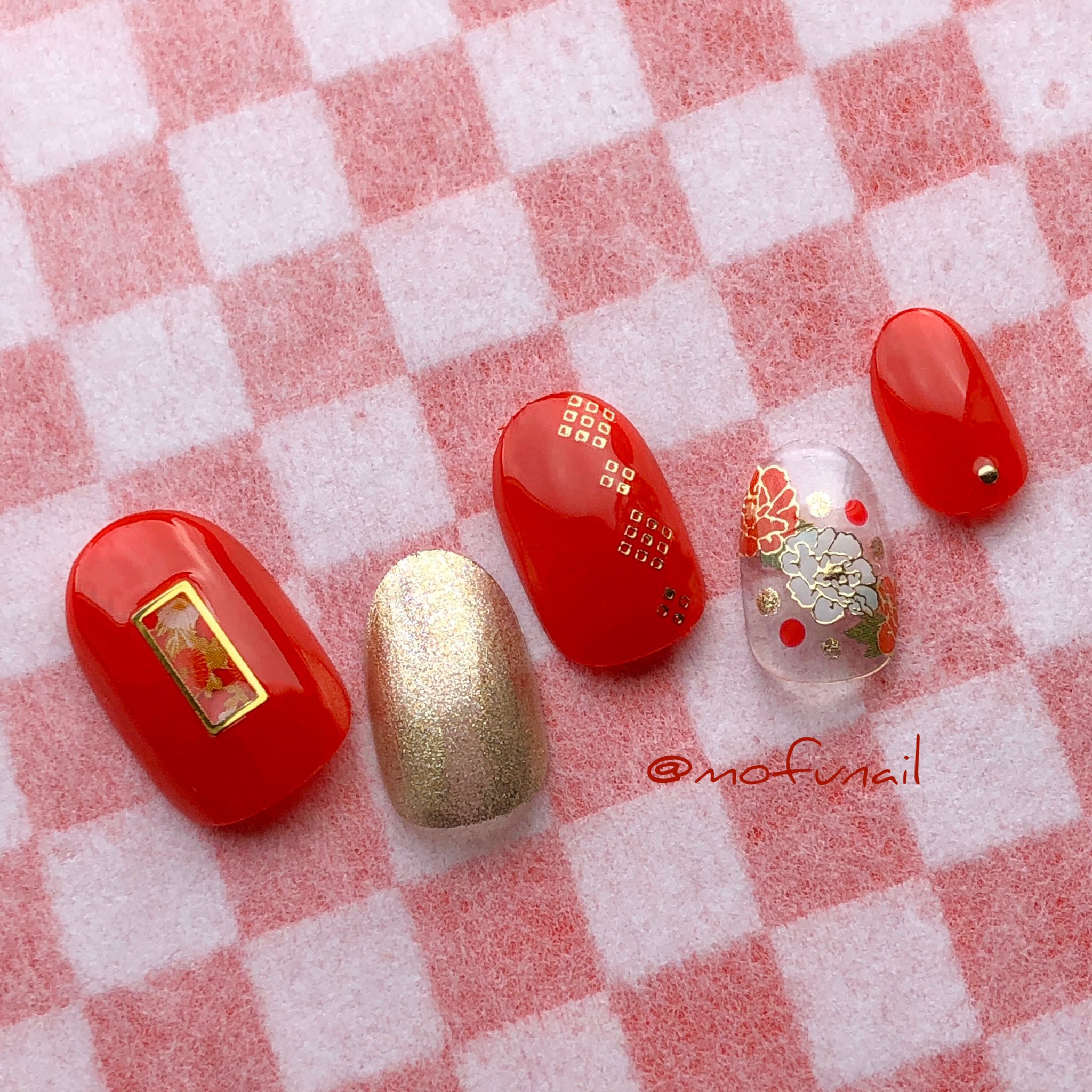 تويتر もふnail على تويتر この時期やりたくなる和柄ネイル こういう派手レッド ゴールドの おめでたさバリバリの配色 ネイルは 着物にしか合わないだろうと思いきや 白とかベージュとか赤とか結構色んなカラーの私服でも合うし シールそのまま メイン