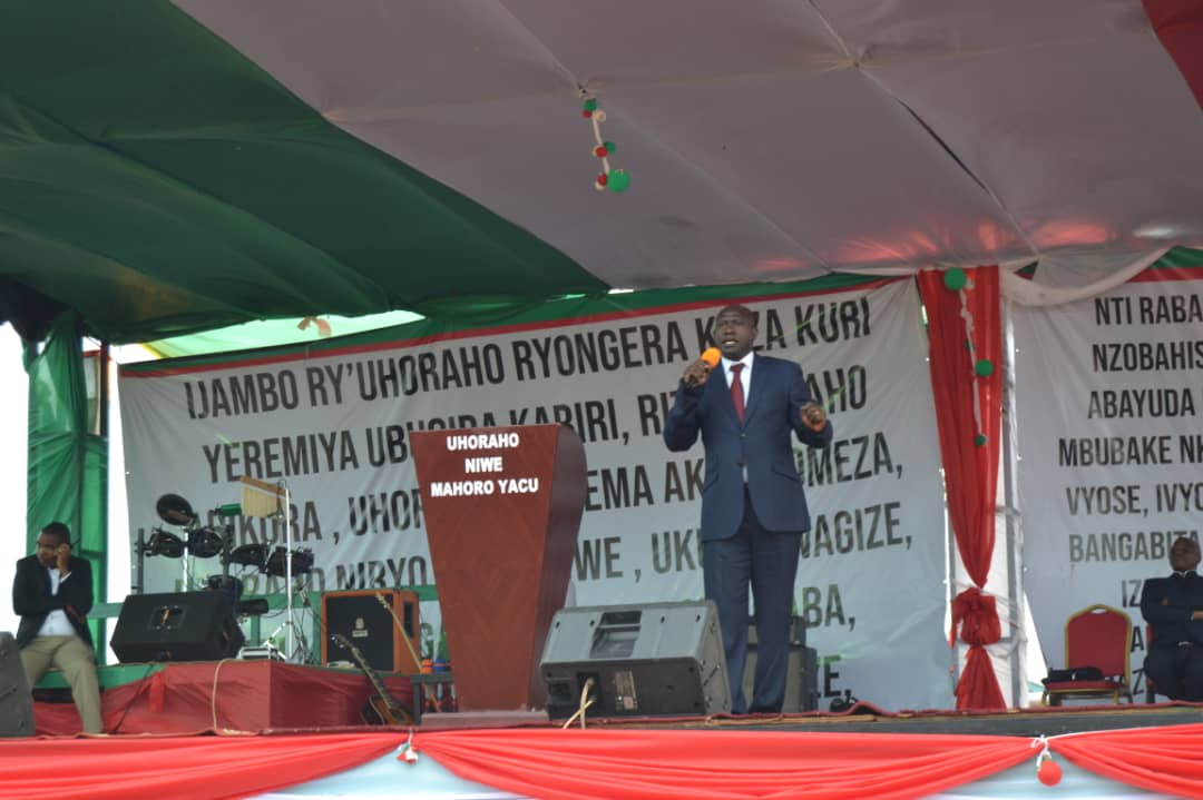 manirakizaladi4's tweet photo. #WarakozeMana2019: Ku munsi ugira gatanu w'amasengesho umukozi w'Imana Laurent Minani arongoye ishengero #FECABU ry'i #Bujumbura yigishije ijambo ry'Imana aho yamenyesheje ko igihugu c'U #Burundi ari nkoramutima ngo kubw'ububasha bw'Imana ivyanyazwe vyose bigiye kugaruka. https://t.co/DxUU3yIa3V