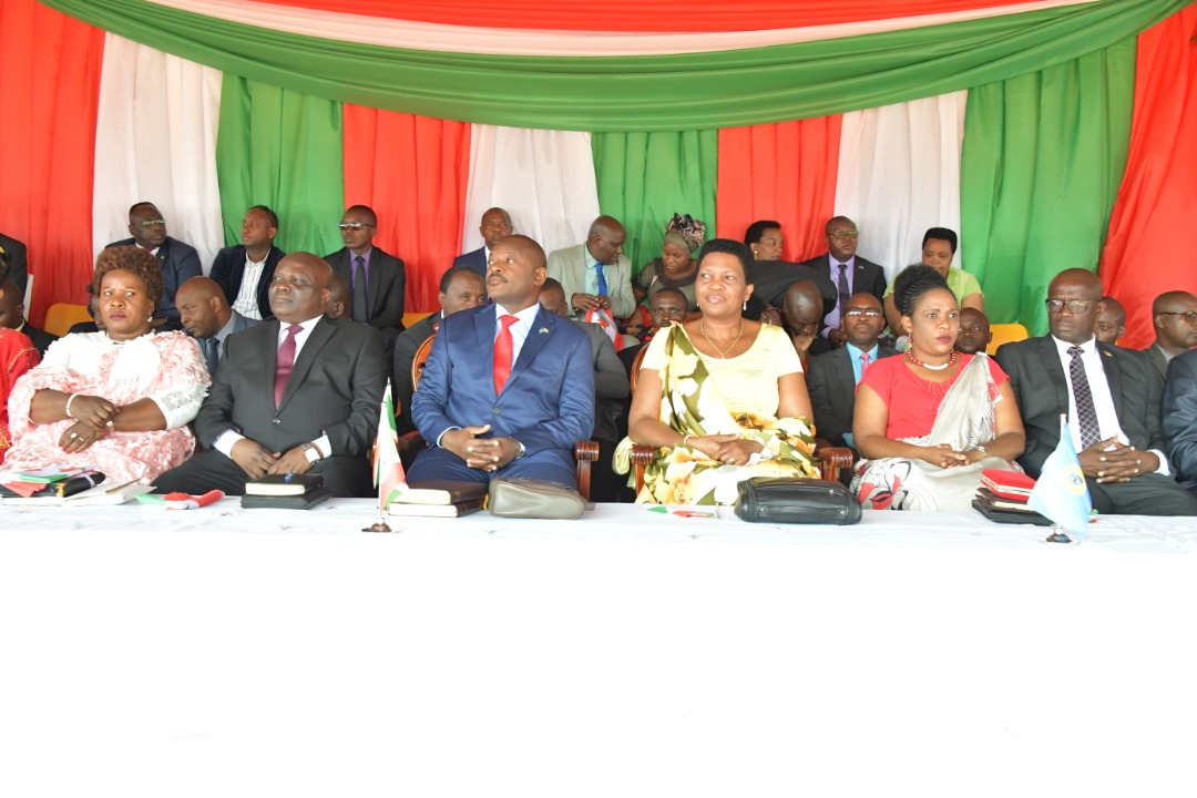 manirakizaladi4's tweet photo. #WarakozeMana2019: Ku munsi ugira gatanu w'amasengesho umukozi w'Imana Laurent Minani arongoye ishengero #FECABU ry'i #Bujumbura yigishije ijambo ry'Imana aho yamenyesheje ko igihugu c'U #Burundi ari nkoramutima ngo kubw'ububasha bw'Imana ivyanyazwe vyose bigiye kugaruka. https://t.co/DxUU3yIa3V