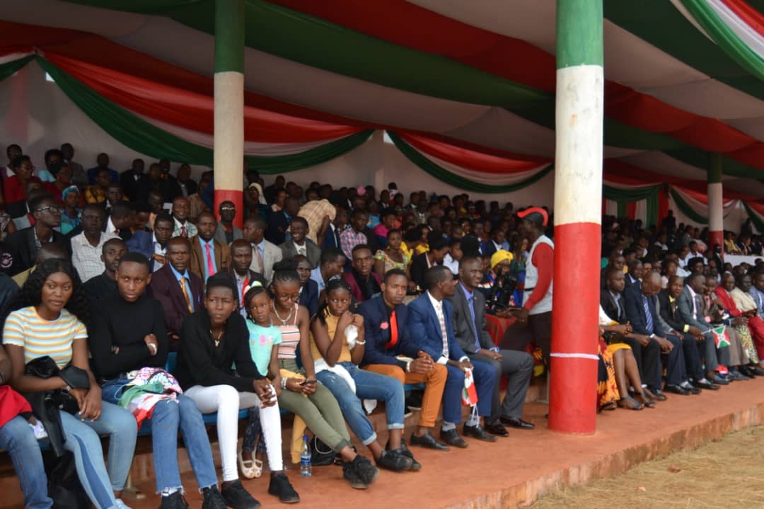 UbumweHebdo's tweet photo. #WarakozeMana2019: Ku munsi ugira gatanu w'amasengesho umukozi w'Imana Laurent Minani arongoye ishengero #FECABU ry'i #Bujumbura yigishije ijambo ry'Imana aho yamenyesheje ko igihugu c'U #Burundi ari nkoramutima ngo kubw'ububasha bw'Imana ivyanyazwe vyose bigiye kugaruka. https://t.co/8nwRYhOGOc