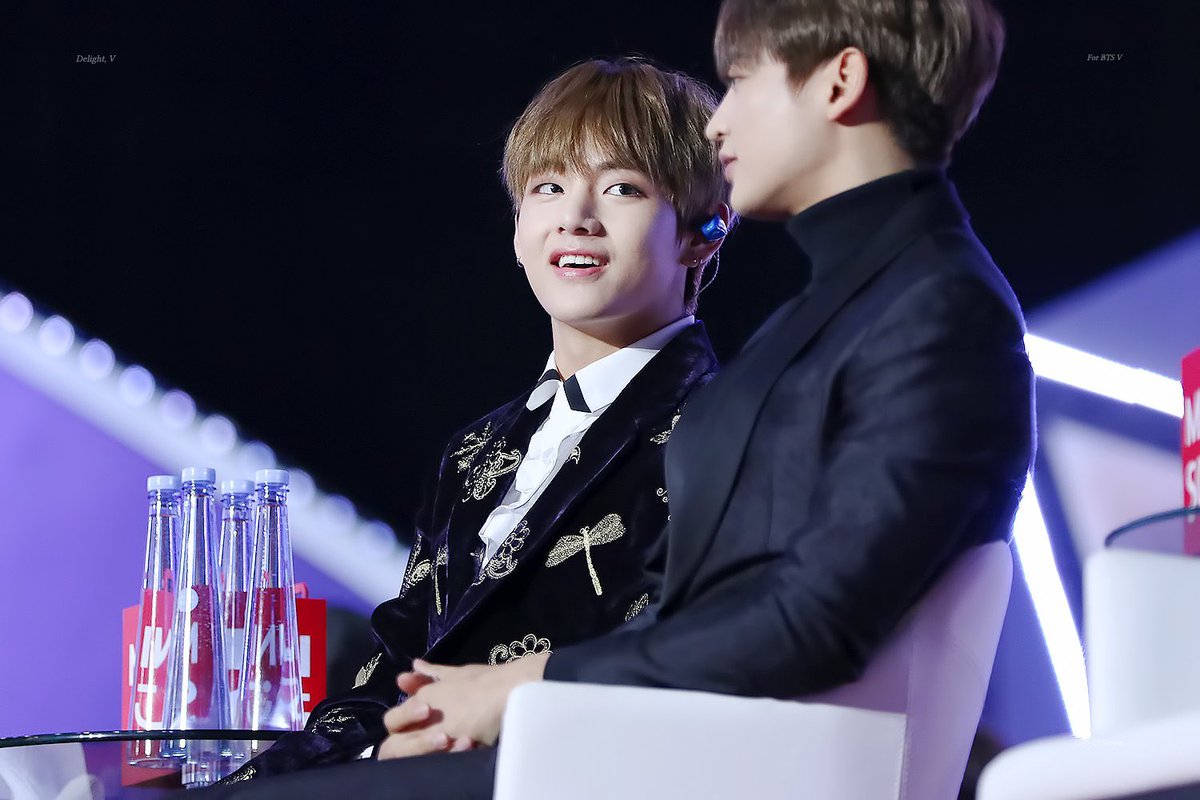 _btshinee's tweet photo. happiest of birthdays to our taehyung i hope he has an amazing day! (ft. his favourite hyung 💗) #HappyTaehyungDay #HappyVDay #BornToVLoved https://t.co/XNySbHgM0G