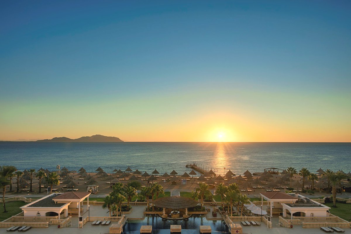 Sheraton_Sharm's tweet photo. Do not miss out the Sun Rise spectacular view while gearing up for 2020😊
#SheratonSharm #happynewyear2020 https://t.co/xx4shelzKG