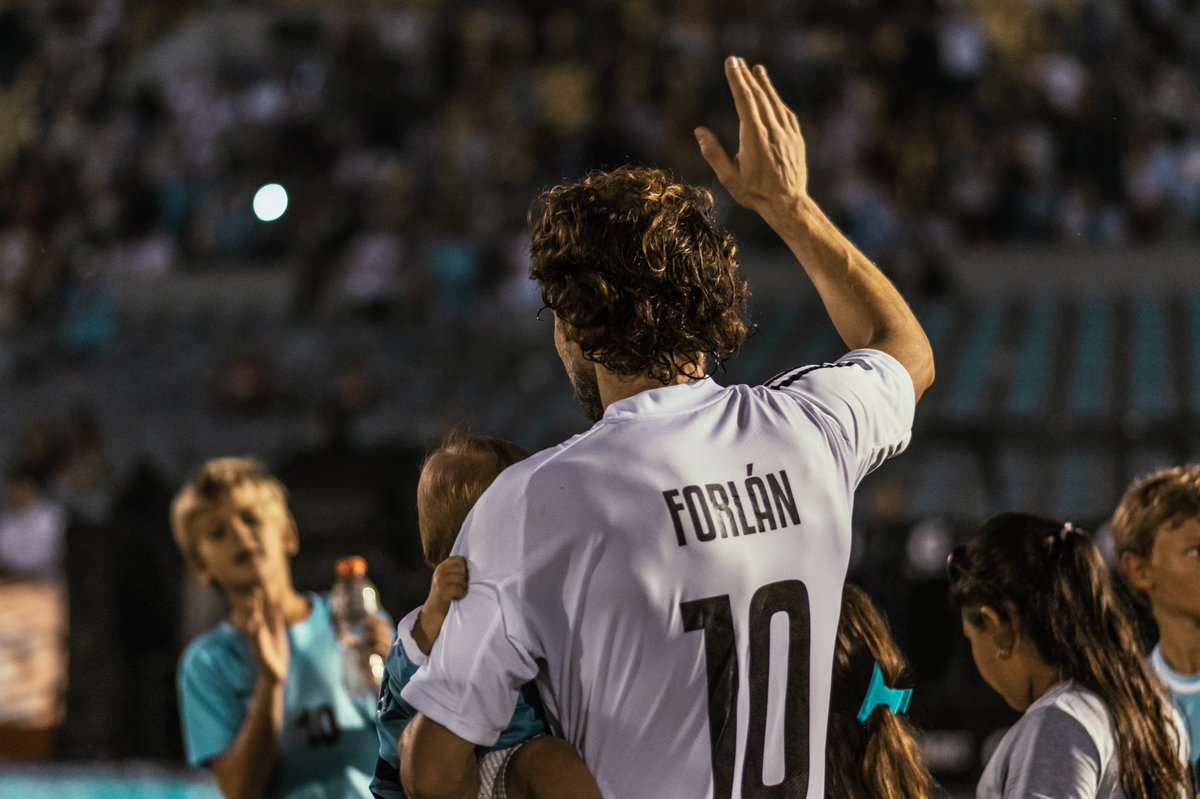 Solo me queda decir “gracias”...

Nunca imaginé tener la carrera que tuve y nunca soñé con vivir algo como <a href="/ElAdiosDeForlan/">El adiós de Forlán</a>.  

¡GRACIAS A TODOS! 👋🏼