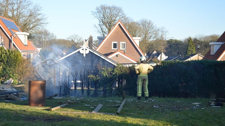 Brand in coniferenhaag en schuurtje Darp: De brandweer van Havelte is vanmiddag uitgerukt naar de Schoolerve in Darp.