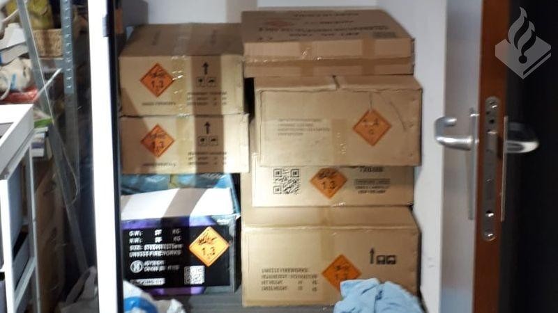 Politie vindt 230 kilo aan vuurwerk in pand aan Bospolder in Leiderdorp..
