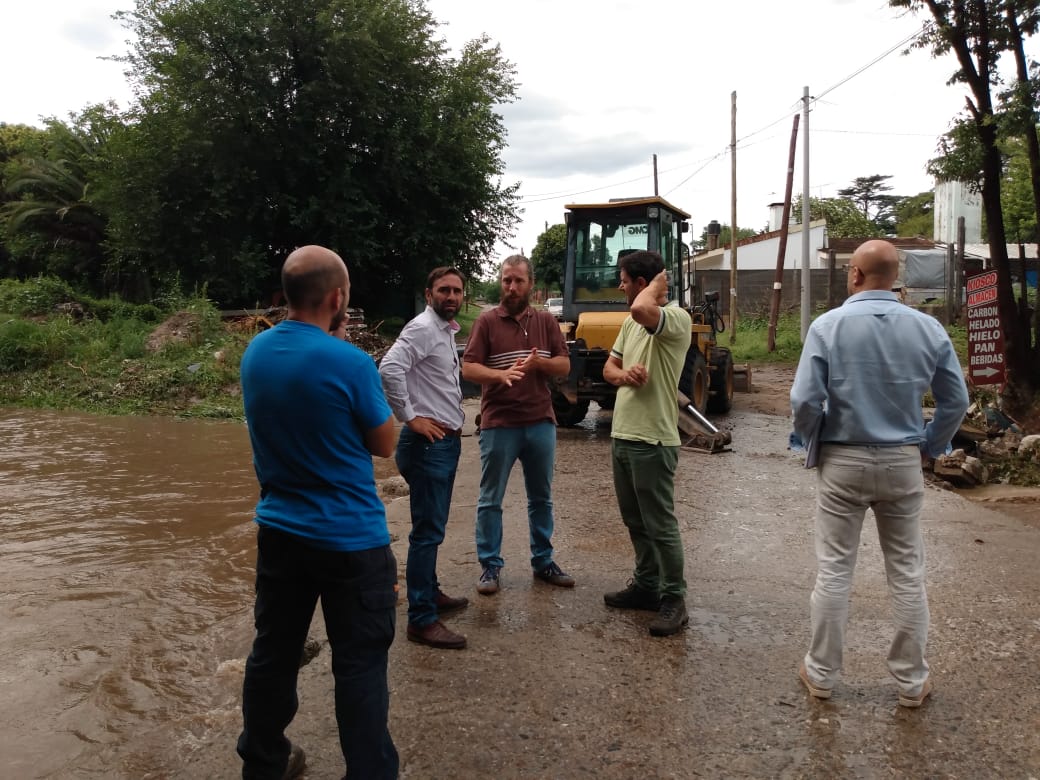 MinSPcba's tweet photo. ⛈️LLUVIAS INTENSAS EN SIERRAS CHICAS⛈️

El Dir. de Jurisdicción de Obras,@jptoneatto76, junto a personal de la Sec. de Recursos Hídricos, recorren las principales zonas afectadas y se reúnen con funcionarios de otras áreas para analizar la situación y trabajar en conjunto. https://t.co/1W9QHwZIMj