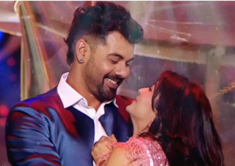 ReetuCharan2's tweet photo. Tisha 😍😍😭😭😭❤ @sritianne @SHABIRAHLUWALIA #TiSha #AbhiGya #ZRA2019 @ZeeTV https://t.co/HkgKg7BtvV