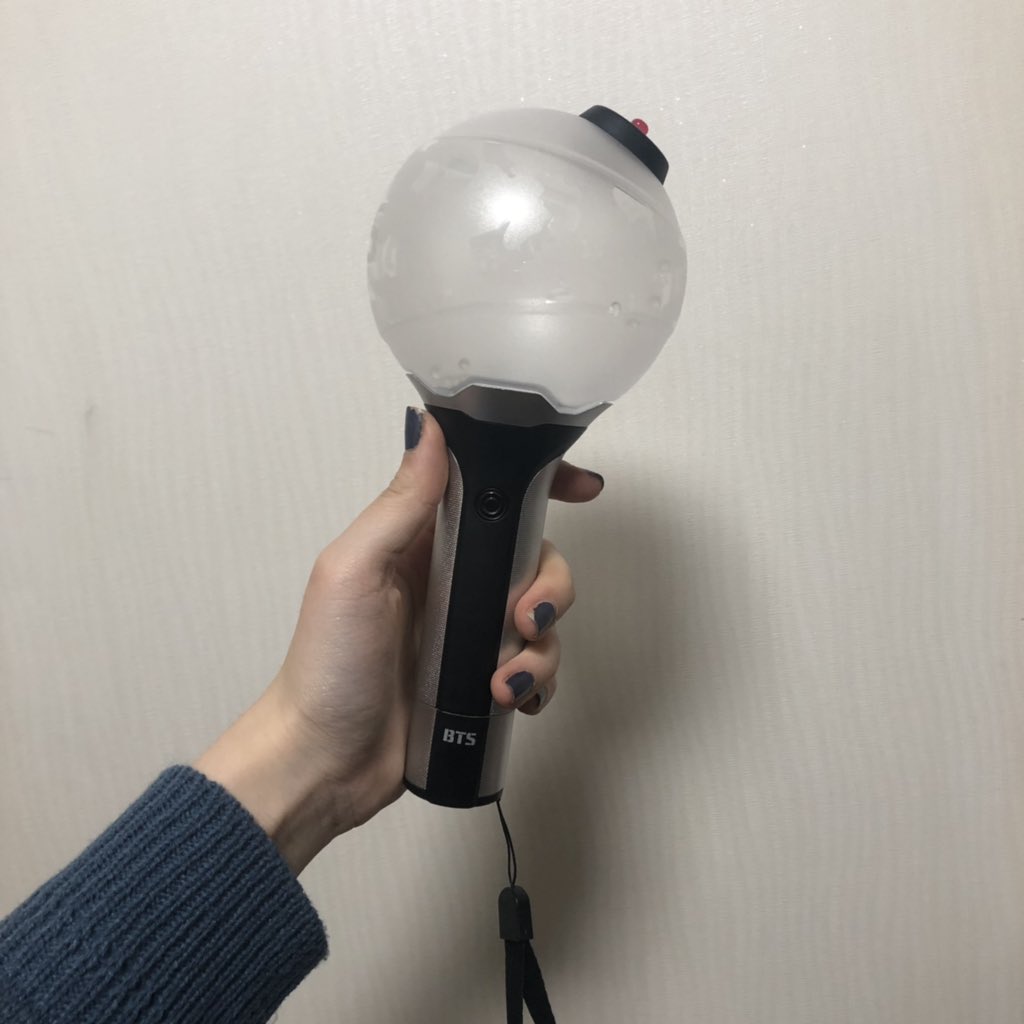 ttt3248's tweet photo. 아미밤 2 양도합니다 
한번 사용했구요 택포 1.5
풀박입니다 (상자 + 파��치 + 배터리) 
#방탄굿즈 #방탄 #방탄소년단 #방탄굿즈양도 #아미밤양도 #아미밤 #굿즈양도 https://t.co/6dMduAOSF1