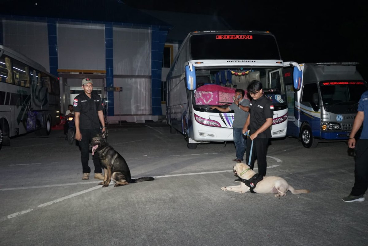 dishub_aceh's tweet photo. Dicky menambahkan, awak angkutan yg terindikasi narkoba tdk diizinkan berangkat. "Akan kita laporkan ke pihak perusahaan, dan tentunya proses hukum tetap berjalan," tegasnya.
Selain itu, @ditlantasaceh juga melakukan pemeriksaan barang penumpang menggunakan K9 dari @BNNPACEH. https://t.co/AuTRjFU8xR
