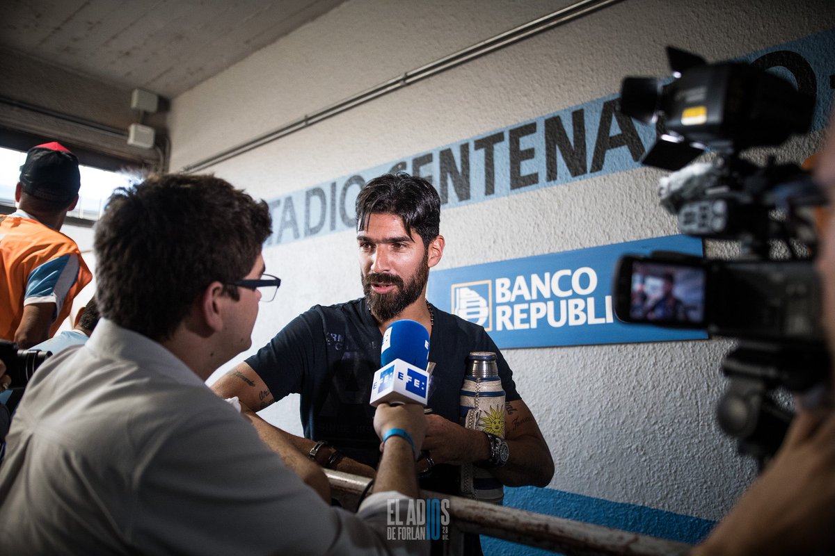 📸Como en los viejos tiempos, fuimos todos juntos en ómnibus hacia el Estadio Centenario.

Álbum completo: bit.ly/2ZArP6x

👋🏼🔟