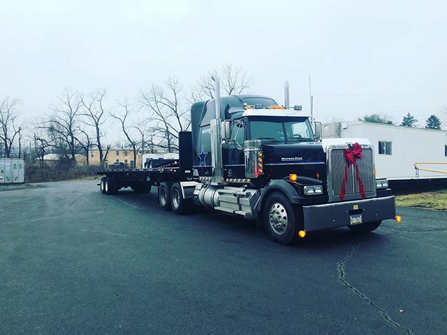 Hale_ATown's tweet photo. Barry Bashore Inc. sticking with the Christmas spirit on a rental extendable flatbed pickup π#HaleAtown #Atownrentals #Atownsales #Atownservice #Atownparts #HaleHasIt #Extendables #Flatbeds #ChristmasSpirit #Trucking https://t.co/wAobLzIKrF