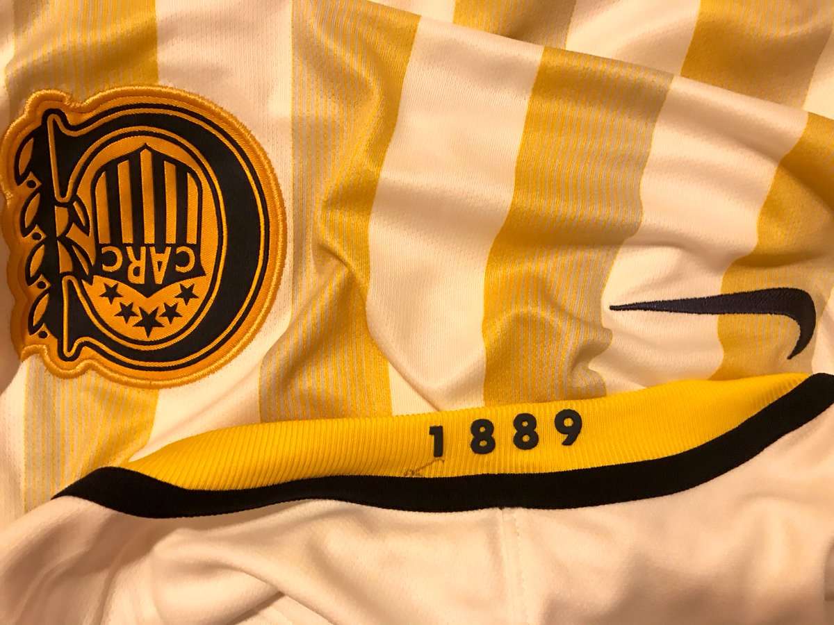 vermudeportivo's tweet photo. Si vamos a empezar el 2020 sorteando indumentaria, también terminemos el 2019 haciendo lo mismo. Gracias a todos quienes nos acompañan hace años. Desde hoy al 15/1/2020 sorteamos esta casaca de #RosarioCentral. ¿Para participar? Debés seguirnos y darle RT a esta publicación... https://t.co/CbzIgGbDIg