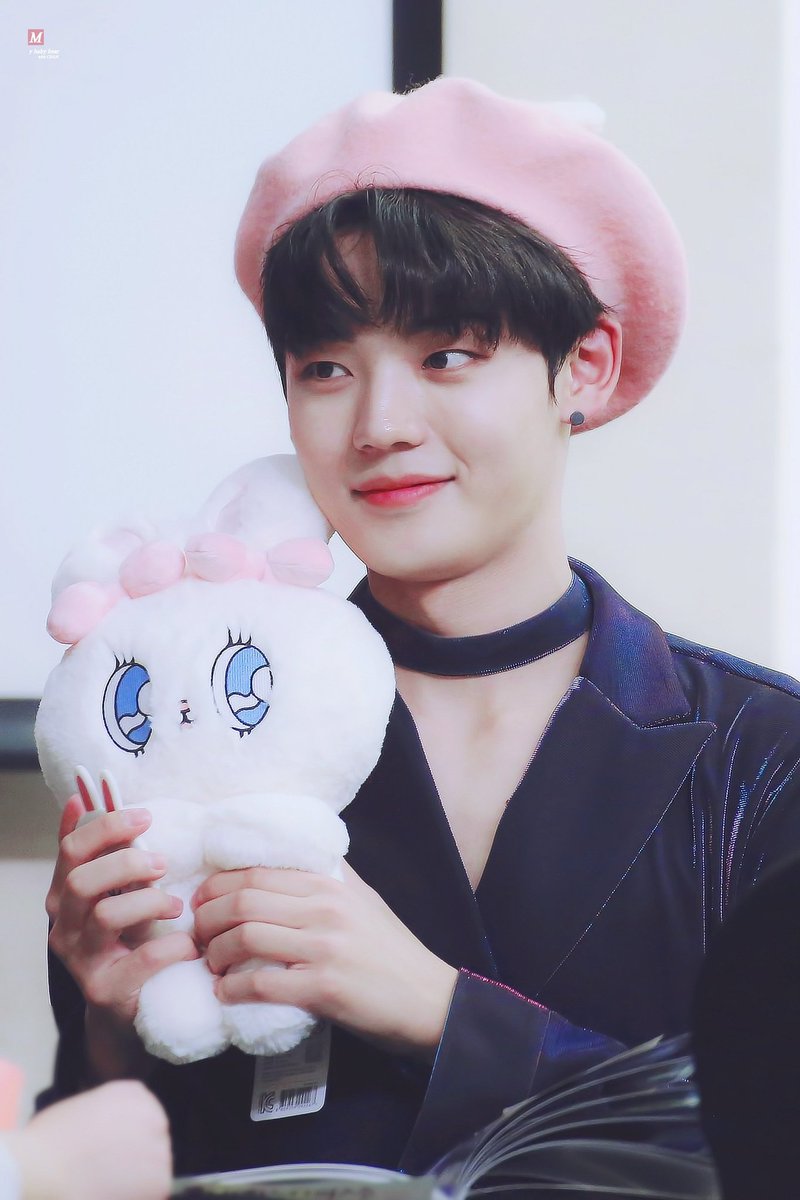 cloverendipity's tweet photo. Happy Birthday to my sweet baby,,
I hope you're happy and you'll be happy every second of your life.  Thank you for making me smile and laugh whenever I'm down. You're the most precious sunshine and I hope you feel loved like as much as you love us. ❤
#HAPPY_CHAN_DAY https://t.co/VxqdwyBEhU