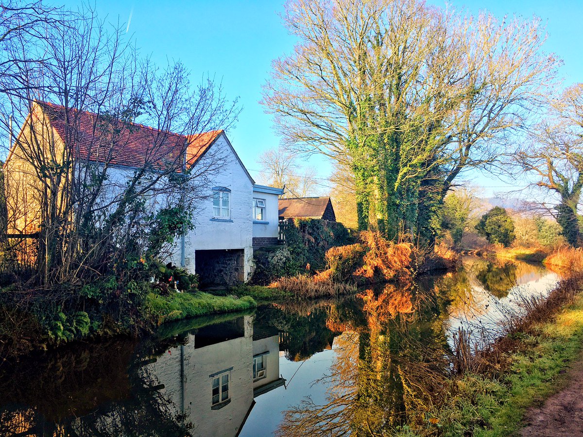 SimonHawkins's tweet photo. The #monbrec looking colourful in the winter sunshine! @CanalRiverTrust #breconbeacons https://t.co/Wz6dcVE6TD