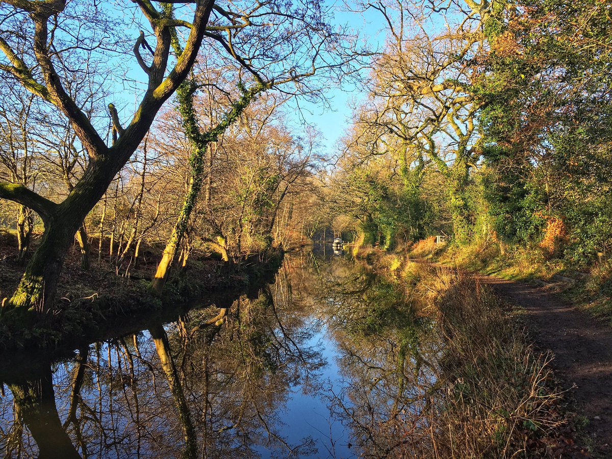 SimonHawkins's tweet photo. The #monbrec looking colourful in the winter sunshine! @CanalRiverTrust #breconbeacons https://t.co/Wz6dcVE6TD