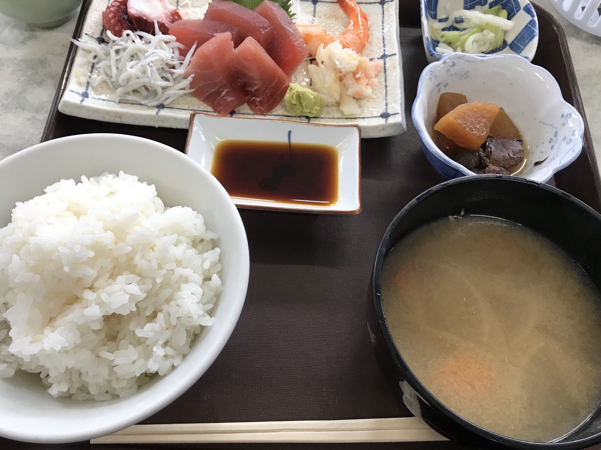 Hirotaka 先週月曜日のおランチは横浜南部市場食堂の鈴にて刺身定食を マグロが美味いし汁が豚汁なのが嬉しい 他の食堂も非常に気になる ご馳走様でした T Co Mkk2lqcaxf Twitter